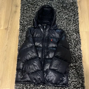 Ralph lauren dunjacka - Ralph Lauren jacka i så gott som nytt skick, färg navy blue storlek xl. Digitalt kvitto finns, priset är diskuterbart. 