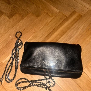 Zadig & Voltaire väska - fint och bra skick utöver missfärgning och ena sidan på kedjorna