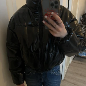 Jacka - Svart, tjock jacka ifrån H&M i storlek M. Jackan är helt oanvänd och felfri. Går även att spänna åt i midjan. Kontakta mig för fler bilder eller frågor 🧡