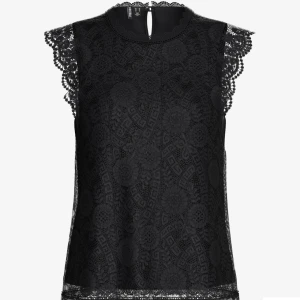 Svart spetsblus - Säljer en elegant svart spetsblus med vackra detaljer. Blusen har korta ärmar med spets och en fin spetskant längst ner. Perfekt för både fest och vardag. Passar bra till jeans eller kjol för en stilren look.