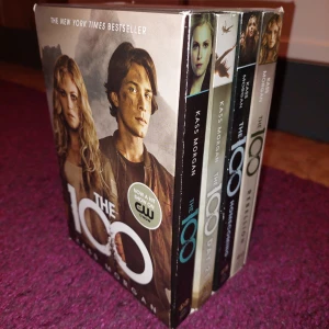 The 100 - Bokbox med the 100 serien av Kass Morgan, köpt begagnat så själva boxen är lite skadad i kanterna men böckerna är i fint skick, skulle man vilja köpa böckerna separat är det 75kr/bok, annars 250 för hela boxen