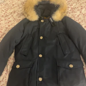 Woolrich jacka  - Jackan är i väldigt bra skick, använd cirka en vinter. Inga skador på jackan efter en kemtvätt skulle den vara som ny. Nypriset är 9500kr, pris kan även diskuteras vid en snabb och bra affär. Bor i Stockholm om man vill mötas upp.