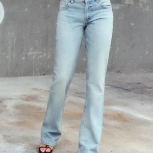 Ljusblå lågmidjade bootcut jeans  - Super fina jeans från Zara, helt nya med prislapp, säljer då de var för stora. 