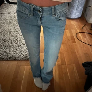 Lågmidjade jeans  - Lågmidjade ljusblå jeans från g star🩷