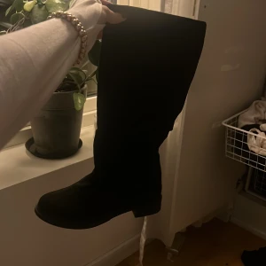 Svarta boots  - Säljer dessa skit snygga boots. Vet tyvärr inte märkte är för fick dom i present men dom passade inte riktigt. Super super snygga perfekta nu till hösten/vintern