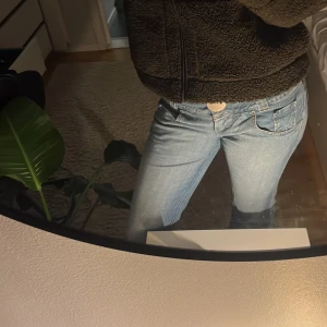 Jeans - Snygga jeans jag har köpt secondhand, de hade inga fickor så sydde på de själv! Väldigt low waisted, pris kan diskuteras