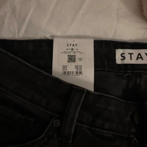 Jeans - Säljer dessa oanvända jeansen från stay, inköpspris 600kr säljer för 250+frakten. (Priset kan även diskuteras) hör av er för fler bilder!