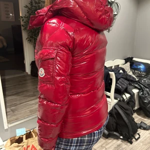 Monclear vinterjacka  - Använd i nyskick  Säljes pga att den blivit för liten . 