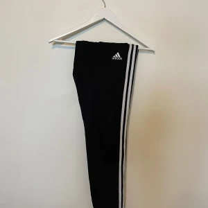Adidas mjukisbyxor - Mjukisbyxor ifrån adidas i storlek 36. Fint skick. 