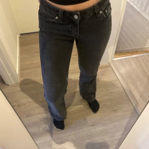 Jeans - Säljer dessa jeans från Gina tricot!  Aldrig använda så i nyskick, säljer då dom tyvärr inte kommit till användning!😊