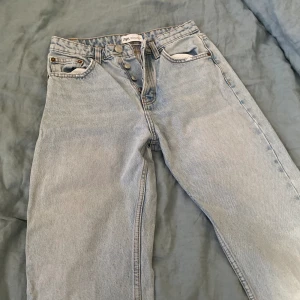 Zara jeans - Snygga zara midwaist. Raka i modellen och sitter snyggt i midjan. Storlek 36. Går ner till fötterna på mig som är 163 Finns fler jeans i min profil, ltb, levi’s pga rensning Lite skadade bak på jeansen längst ner som man ser på bilderna. Annars fina