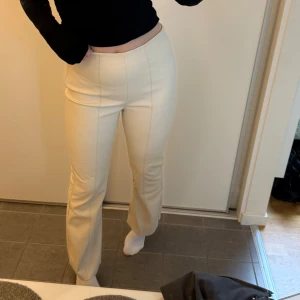 Mysiga byxor från bikbok 💛 - Varma läder liknande byxor från Bikbok