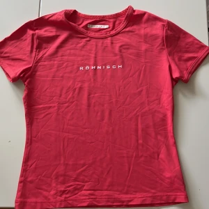 Träningströja Röhnisch - Aldrig använd träningströja från Röhnisch. Tight passform. Nypris 250kr, sälj för 100kr. 