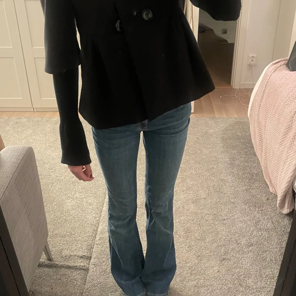 Lågmidjade Bootcut jeans från zara, innerbenslängd 81 cm. Nästan aldrig använda, i nyskick 💕. Jeans & Byxor.