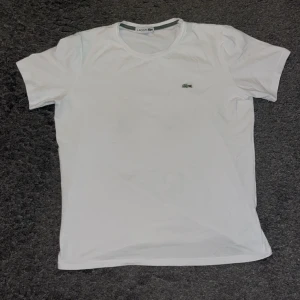 Lacoste tshirt - Lacoste t shirt som är knappt använd och skön. Storlek S o sitter bra.