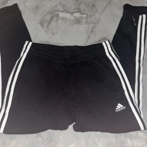 Adidas byxor - Svarta Adidas mjukis byxor! Aldrig använda då dom e för små för mig! Dom e storlek M men skulle säga S