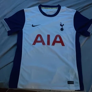 Fotbolls tröja  - Säljer nu min Tottenham 24/25 tröja med Micky van de Ven på ryggen då ja inte använder den så mycket. Den är typ helt ny har använt 3 gånger👍🥶