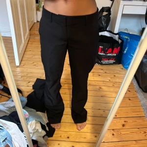 Lågmidjade kostymbyxor - Lågmidjade kostymbyxor från BikBok. Storlek 38 i modellen Vera.  Lite trasiga längst ner på benet då de är för långa. 