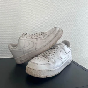 Nike Air Force  - Säljer ett par vita Nike Air Force. I bra skick. Behöver tvättas lite dock.