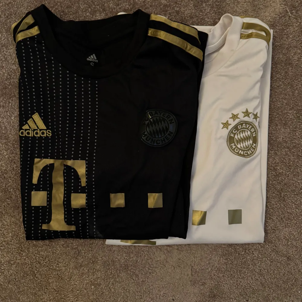 Jag säljer två av mina Bayern München tröjor tillsammans för ett bra pris, båda är i bra skick! Stl S passformen är normal . T-shirts.