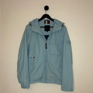 Tommy Hilfiger Jacka - Riktigt fet jacka från Tommy Hilfiger som inte längre säljs, väldigt unik och perfekt för kommande säsonger!🍁🍾Den är i väldigt fint skick men bara lite smått smutsigt, går säkert att tvätta bort! Hör gärna av er vid flera frågor eller funderingar!💯💫