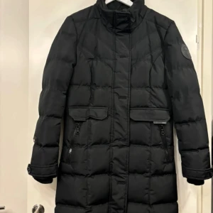 Vinterjacka Geographical Norway storlek S - Vinterjacka från Geographical Norway som endast är använd fåtal gånger. Skick är som ny. Luva saknas. Längden är till knäna på mig som är 160cm lång. 