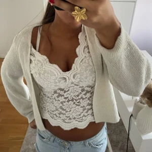 Vit kofta - Vit kofta, köpt på plick så inte mina bilder💕