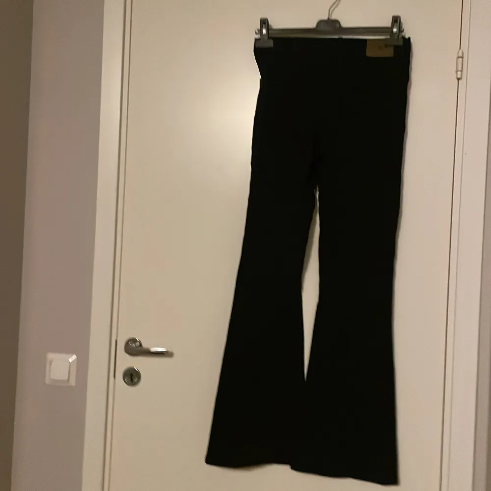 Svarta Botcut jeans från Pull & Bear, lite urtvättade men är i gott skick. Står storlek 36. . Jeans & Byxor.