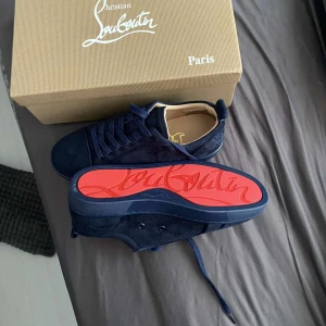 Louboutins - Dom e helt nya va ba lite för små för mig,dom e riktigt fetta 10/10 helt nya