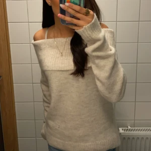 Off shoulder - Fin stickad tröja från Gina Young, topp skick använd ca 2-4 gånger. Köpte för 300kr säljer för 250kr❤️