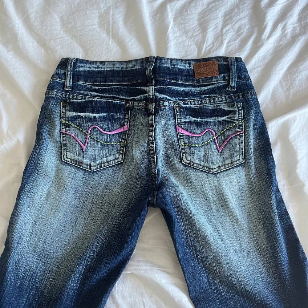 Lågmidjade jeans från Crazy Age i storlek s midjemått rakt över: 38cm innerben: 83cm 💓💓 jag är 165cm och dom är långa på mig (går såklart att sy in). Jeans & Byxor.