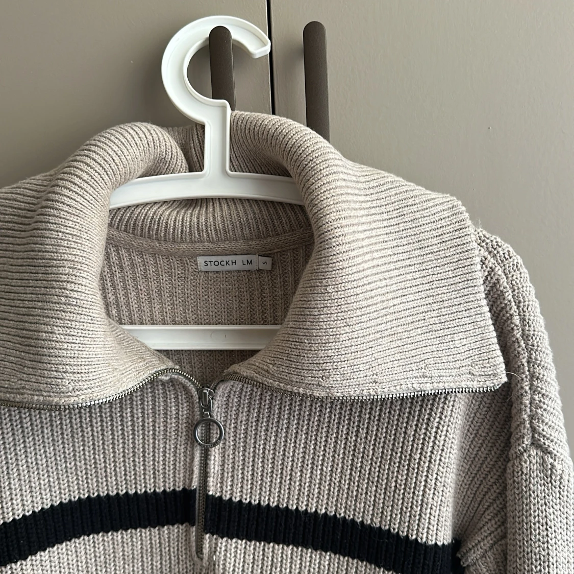 Beige och svart randig stickad tröja från Stockh LM - 90