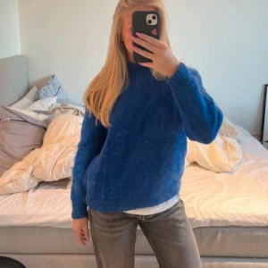 Blå stickad tröja - Säljer en supermysig blå stickad tröja som är perfekt för kyliga dagar. Inget märke då jag har stickat den själv, av 100% riktigt ull! Den har en normal passform och långa ärmar, vilket gör den idealisk för både höst och vinter. Tröjan är i mycket bra skick och är nystickad! Finns inte heller någon specifik storlek, men för referens så använder jag normalt sätt XS-M