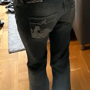 Jag säljer dessa bootcut-jeans från märket Americanos i storlekarna: 27w och 34L. Skriv till mig för mått eller andra frågor💞