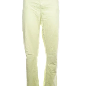Ljusgula byxor från Å - Säljer ett par ljusgula byxor från Å i storlek 50. De är tillverkade av 98% bomull och 2% elastan, vilket gör dem bekväma och lite stretchiga. Byxorna har en normal midja och smala ben, perfekta för vår och sommar. De är i mycket bra skick och kan tvättas i maskin.