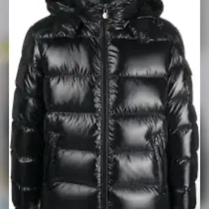 Söker moncler maya som är i storlek M eller L till ett bra pris för behöver vinterjacka akut men en Canada goose jacka går också bra bara den är svart.