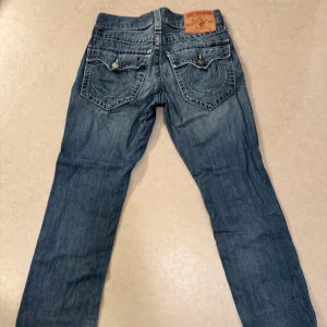 True religion ricky - Ett par true religion jeans i modellen ricky. Relativt använda Storlek 29. Skulle gissa längd typ 30. Om ni vill ha mått så säg till! Möts i sthlm