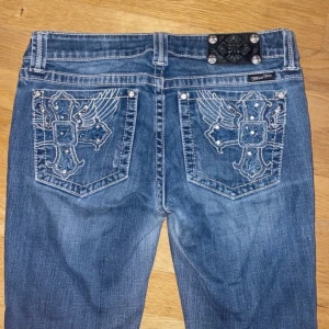 Miss me jeans - Jätte fina lågmidjade bootcut miss me jeans. Passar w28 och S, men står w31, dom är små i storleken . Midjemått (tvärsöver) : 38cm Innerbenet: 80cm