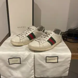 Gucci ace skor ganska gammla men sparsamt använda  Kan fixas helt ny polering på lädret på skon om det så vill Selsynt modell original mönstret på sidan och krokodil läder på hälen 