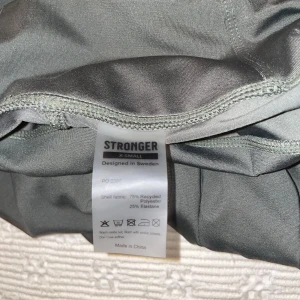 Stronger tajts!!!  - Storleken är x small ni kan se sista bilden. Dem är inte använda mycket men  själva stronger ”märket” är lite slitet detta pga tvättning men inget man tänker på. Färgen är militär gröna. Priset kan sänkas lite.diskutera privat isåfall.