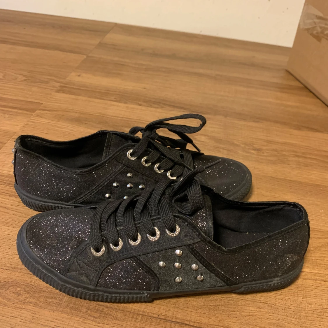 Svarta glittriga sneakers med nitar