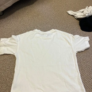 Lindex t-shirt⭐️ - Bra skick liten fläck i kragen❤️