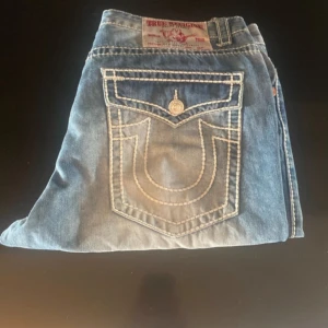 True religon  - Tja ! Säljer dessa feta truys då jag vill köpa ett par andra , skicket är väldigt bra . Köpte dom nya ksk använda 4 gånger . Skriv för minsta lilla fråga och priset är inte hugget i Stenen. Storlek 38. Kan skicka mått osv om de behövs.