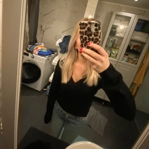 Svart tröja  - Super mysig höst tröja! 🍁Den är helt oanvänd och har till och med pris lapp kvar. 💕