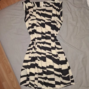 Snygg klänning fest - Superfin klänning i storlek 36 ca, men även 34 beroende på hur stor byst man har, formsydd efter både byst och midja, riktigt snygg med ett fint skärp 😊🩷