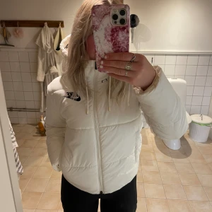 Nike jacka - Säljer min Nike jacka i stl S i jättefint skick, säljer då jag köpt en ny 300kr plus frakt 
