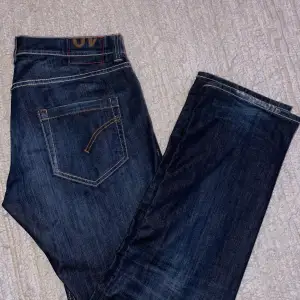 Säljer ett par snygga mörkblå jeans från Dondup. Handgjorda i Italien och är i mycket bra skick. Storlek 40 och är till någon som är lite bredare. Nypris 3000-4000kr