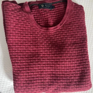 Riley - Röd långärmad - Säljer Riley långärmad - Storlek M. Bra skick