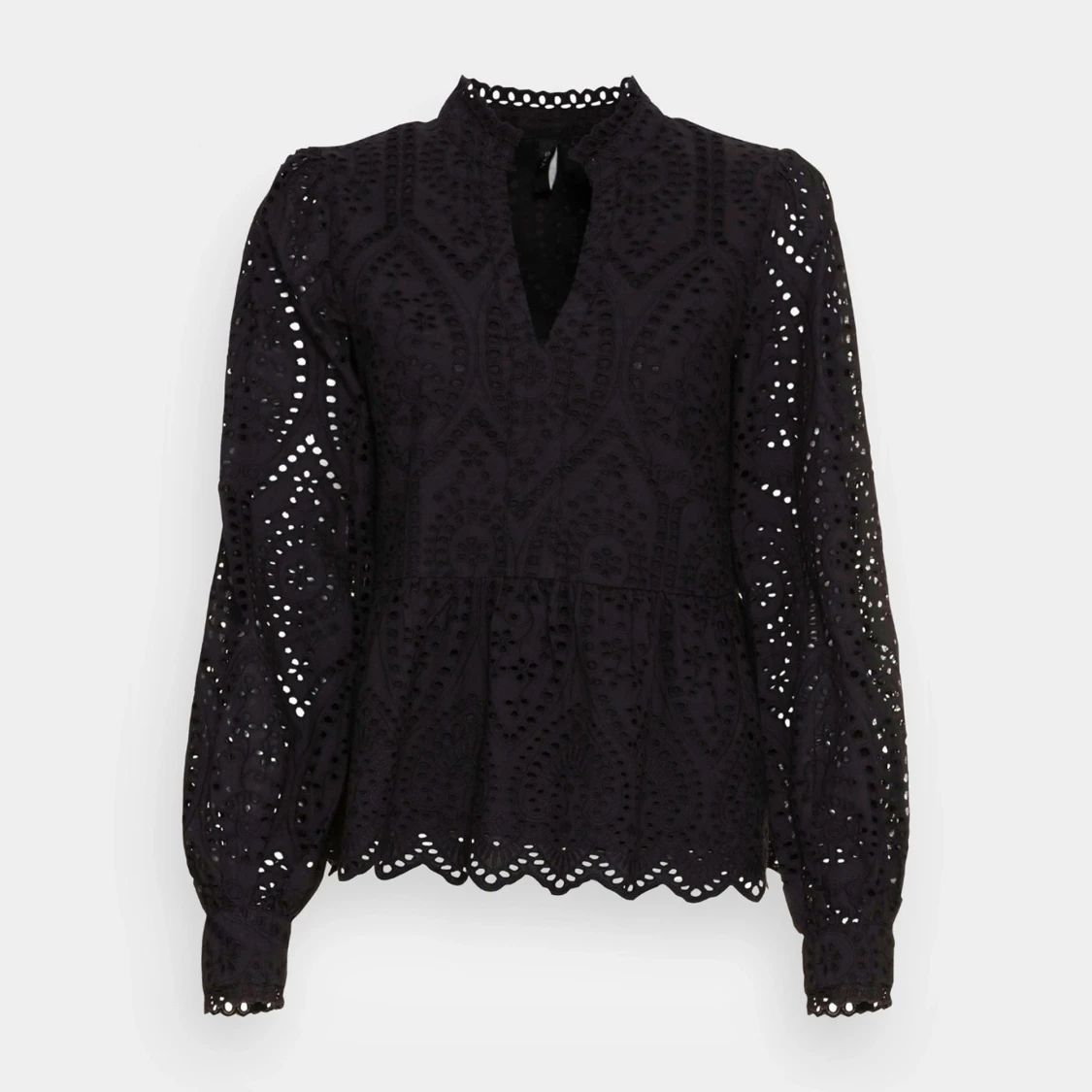 Svart blus med spetsdetaljer - 92