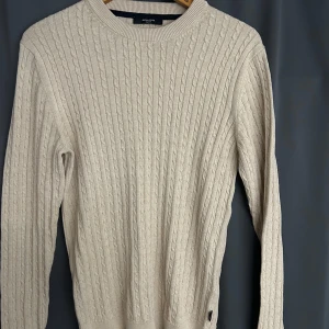 Beige stickad tröja från Jack & Jones - Stickad tröja från jack & jones. Mycket bra skick. Aldrig använt den.